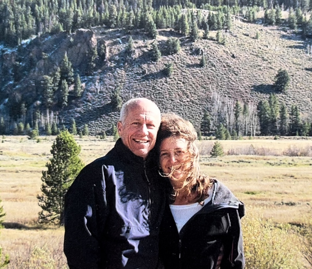 Tom and Mariyln Smith in front of a mountain scene.